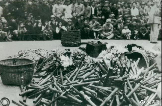 1950年2月24日，政務(wù)院發(fā)出《關(guān)于嚴禁鴉片煙毒的通令》。圖為政府收繳的煙具和賭具。