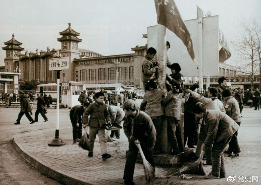 　　1981年2月25日，全國總工會(huì )等九個(gè)單位發(fā)出倡議，開(kāi)展“五講四美”文明禮貌活動(dòng)。圖為北京鐵路一小的少先隊員在北京站西街打掃衛生。