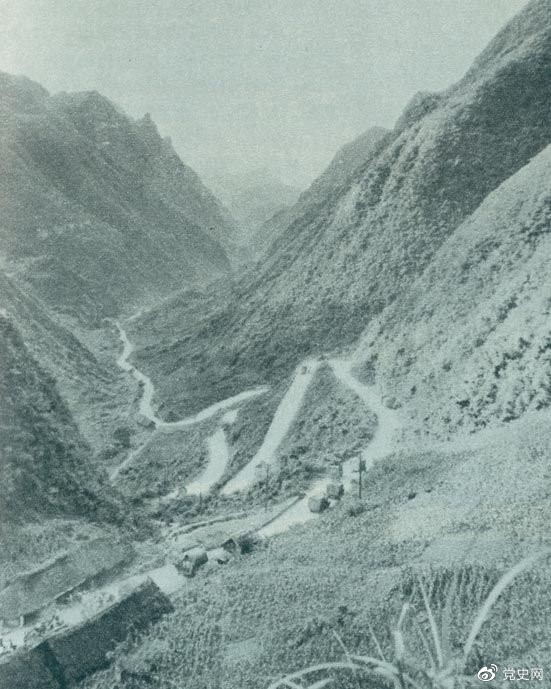 　　1935年2月18日至21日，紅軍奪取桐梓、占領(lǐng)婁山關(guān)、再克遵義城，取得了殲滅和擊潰國民黨軍2個(gè)師又8個(gè)團的大勝利。圖為黔北要隘婁山關(guān)。