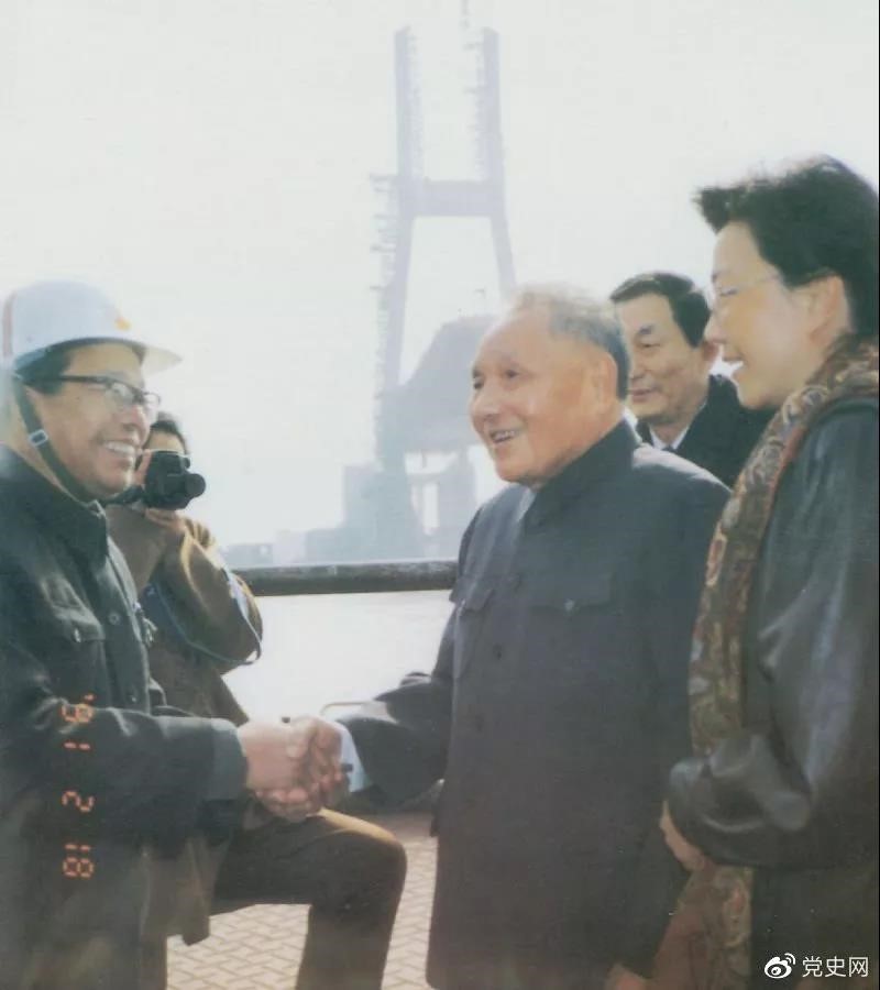 1991年2月18日，鄧小平視察上海南浦大橋工地時(shí)同大橋工程設計人員握手。