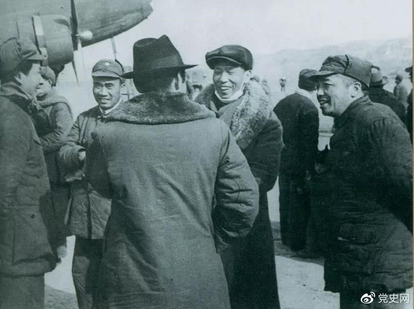 1946年2月19日，毛澤東等在延安機場(chǎng)迎接從重慶回延安匯報工作的周恩來(lái)。