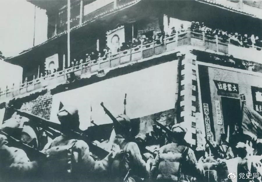 1950年2月20日，人民解放軍進(jìn)駐昆明。