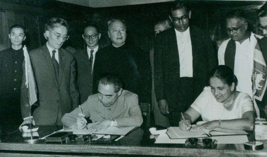 　　1964年2月26日至29日，周恩來(lái)訪(fǎng)問(wèn)錫蘭（今斯里蘭卡）時(shí)，和總理西麗馬沃·班達拉奈克夫人簽署中錫聯(lián)合公報。