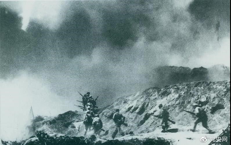 　　1948年2月28日至3月3日，西北野戰軍發(fā)起宜川戰役，殲滅國民黨軍2.9萬(wàn)余人，取得了轉入外線(xiàn)作戰后的第一個(gè)大勝利。圖為部隊攻占瓦子街。 