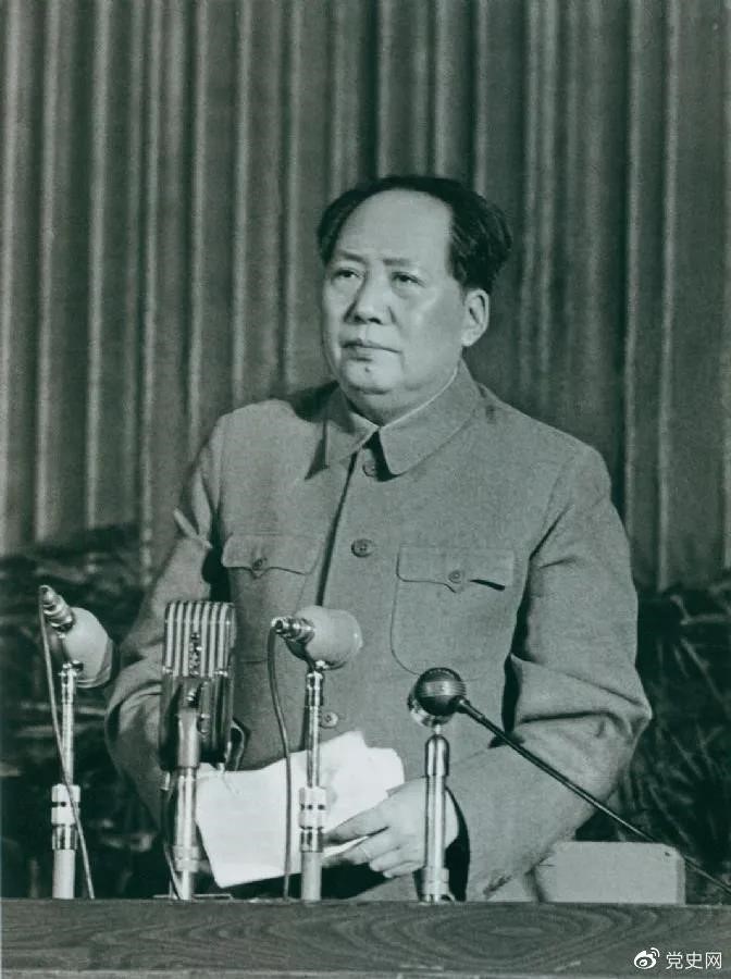 　　1957年2月27日，毛澤東在最高國務(wù)會(huì )議第十一次（擴大）會(huì )議上發(fā)表《如何處理人民內部的矛盾》（后改為《關(guān)于正確處理人民內部矛盾的問(wèn)題》）講話(huà)。