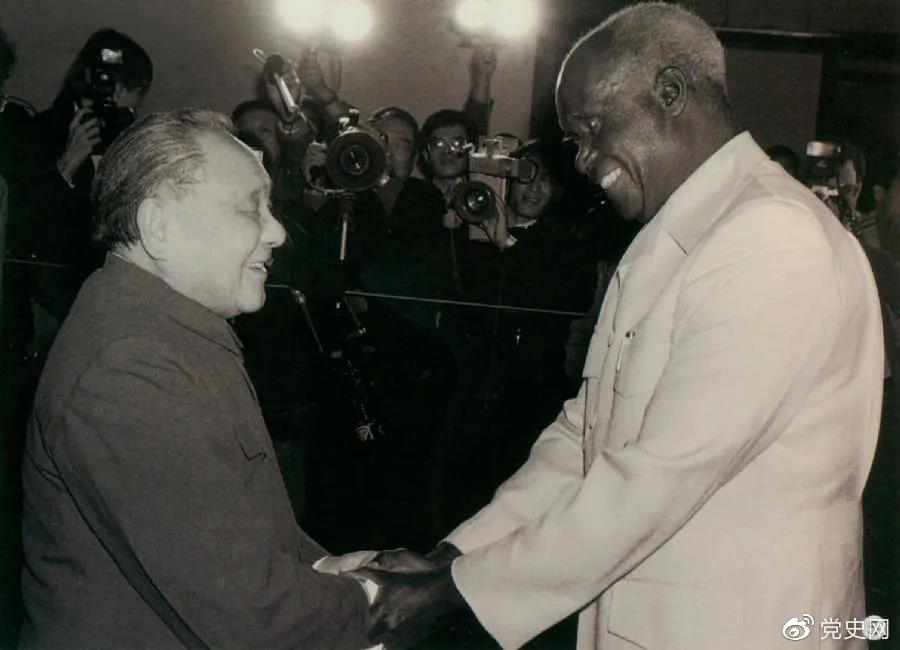 1988年3月1日，鄧小平在北京會(huì )見(jiàn)贊比亞總統肯尼斯·戴維·卡翁達。