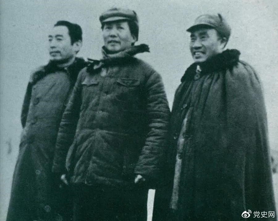 1946年3月4日，毛澤東和朱德、周恩來(lái)在延安機場(chǎng)。