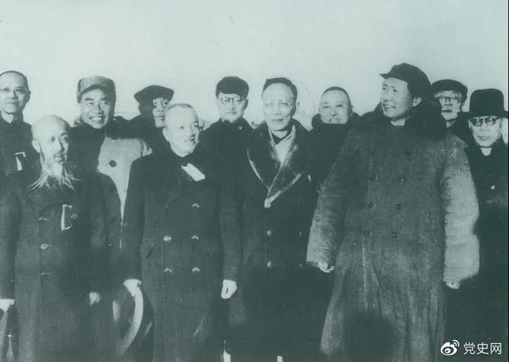 1949年3月，各界人士代表在北京西苑機場(chǎng)同毛澤東、朱德等留影。