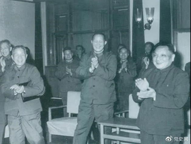 1978年3月，鄧小平和參加五屆人大一次會(huì )議的解放軍代表在一起。