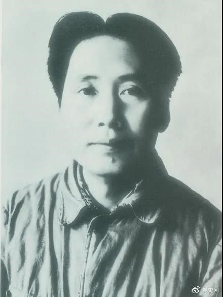 1940年3月11日  毛澤東在黨的高級干部會(huì )議上作題為《目前抗日統一戰線(xiàn)中的策略問(wèn)題》的報告。