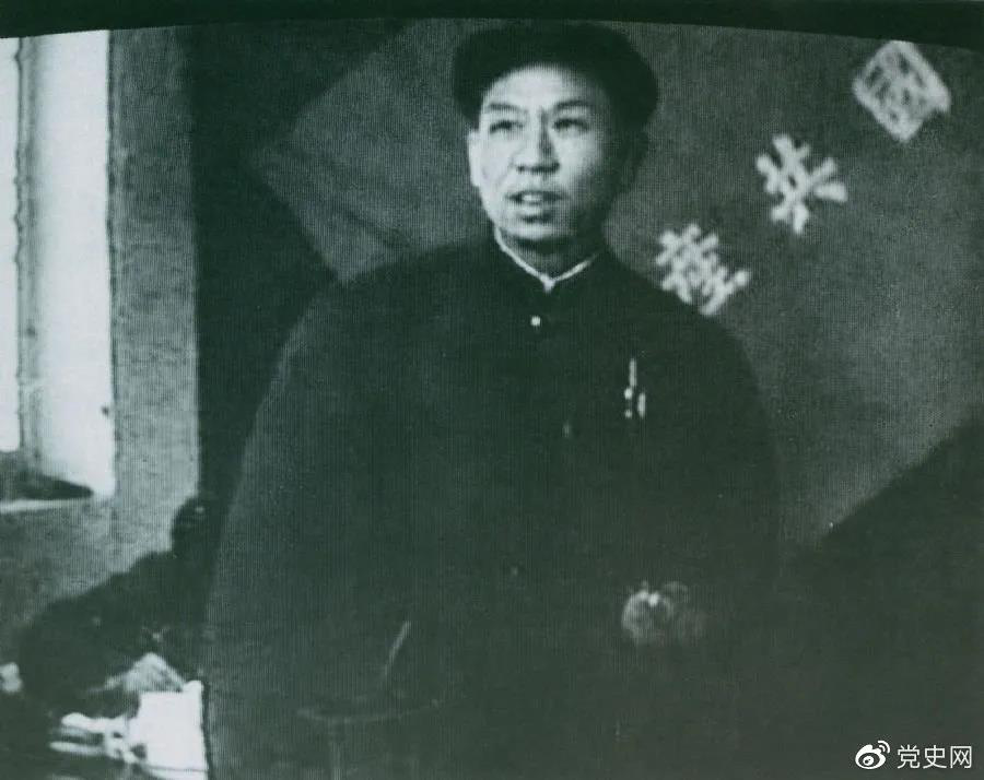 1949年3月，劉少奇在中共七屆二中全會(huì )上發(fā)言。