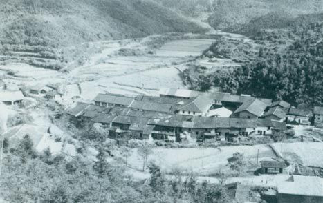 1929年3月14日，毛澤東同朱德指揮紅四軍進(jìn)攻長(cháng)嶺寨，殲敵兩千余人，擊斃敵旅長(cháng)郭鳳鳴，乘勝占領(lǐng)長(cháng)汀城。圖為長(cháng)嶺寨。