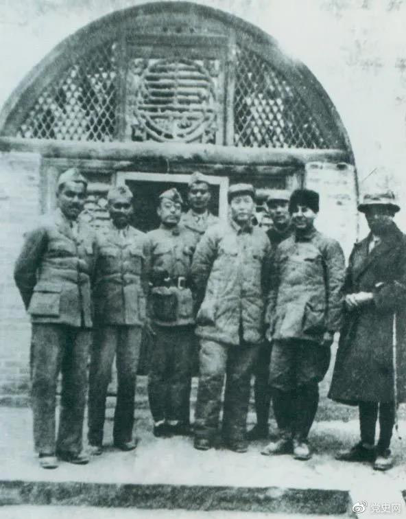 1939年3月15日，毛澤東在延安會(huì )見(jiàn)印度援華醫療隊全體人員。
