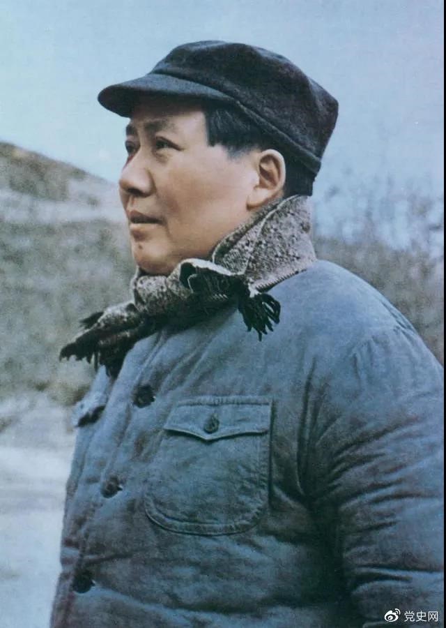 　　1947年3月18日，中共中央機關(guān)主動(dòng)撤離延安。毛澤東和周恩來(lái)、任弼時(shí)等繼續留在陜北，指揮全國人民解放戰爭。這是轉戰陜北前夕的毛澤東。