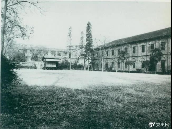 　　1927年3月18日，毛澤東出席在武昌舉行的河南武裝農民代表大會(huì )，并作湖南農運狀況報告。圖為大會(huì )會(huì )場(chǎng)——武昌農講所大操場(chǎng)。