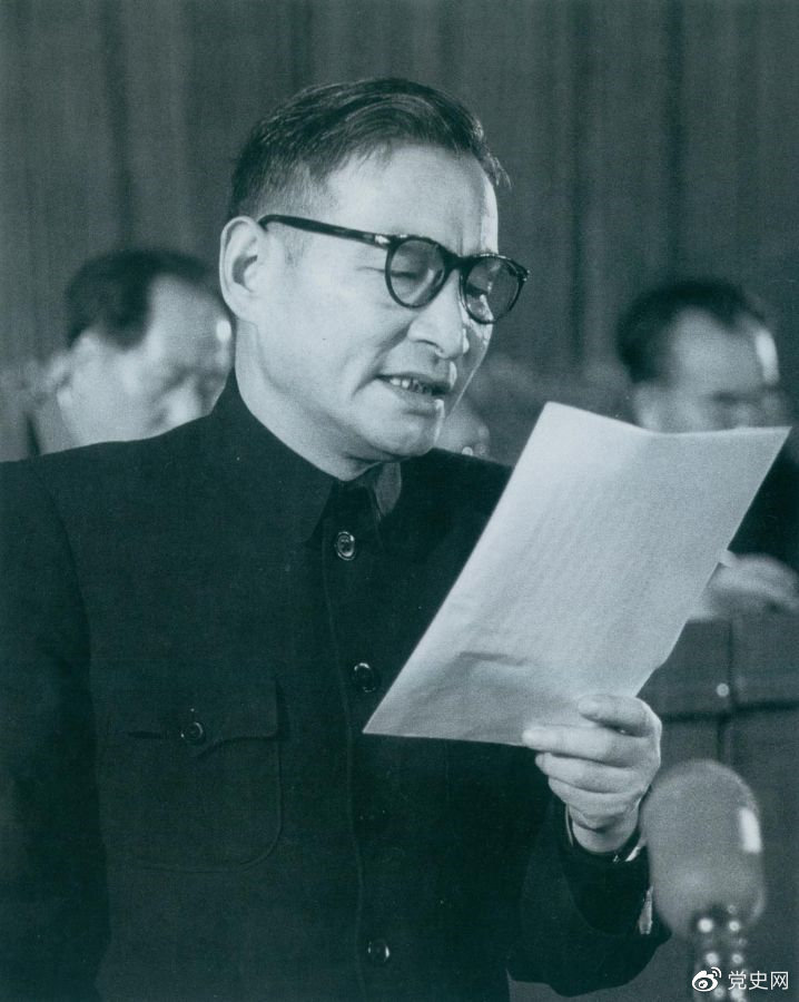 1955年3月21日，陳云在中國共產(chǎn)黨全國代表會(huì )議上作關(guān)于發(fā)展國民經(jīng)濟的第一個(gè)五年計劃的報告。