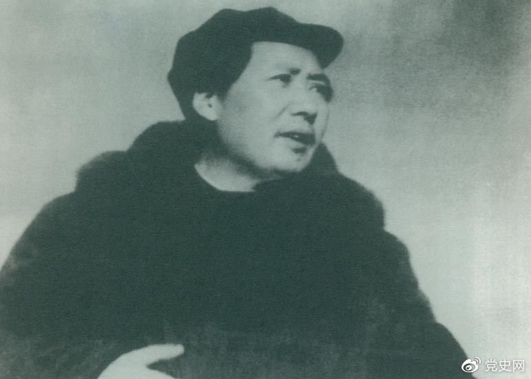 　　1949年3月23日，毛澤東率領(lǐng)中共中央機關(guān)離開(kāi)西柏坡前往北平。出發(fā)時(shí)，他對周恩來(lái)說(shuō)，今天是進(jìn)京的日子，進(jìn)京趕考去。我們決不當李自成，我們都希望考個(gè)好成績(jì)。