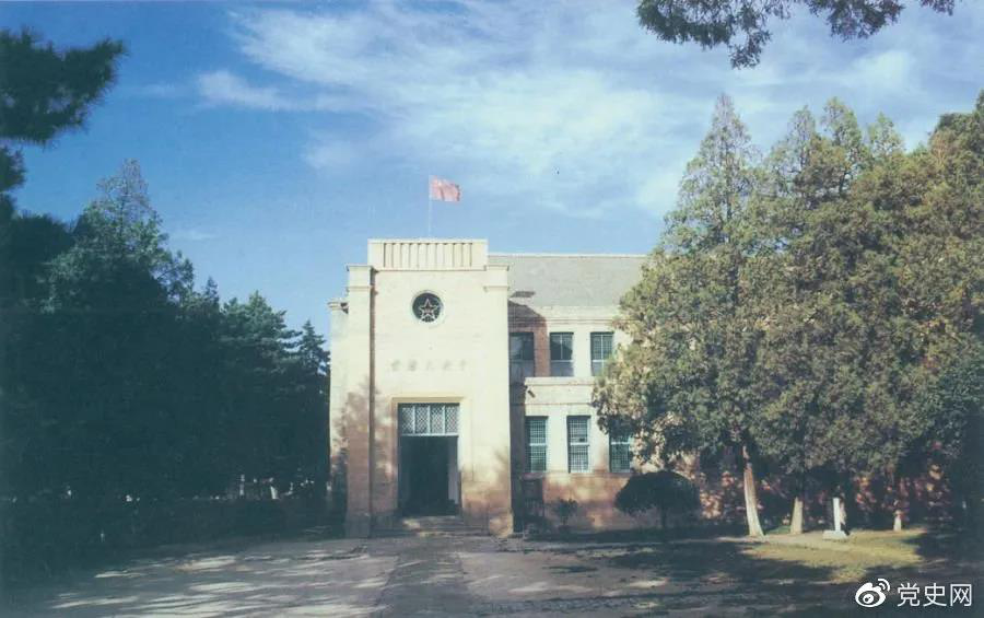 楊家嶺革命舊址，位于延安城西北約3公里，是中共中央1938年11月至1947年3月的所在地。
