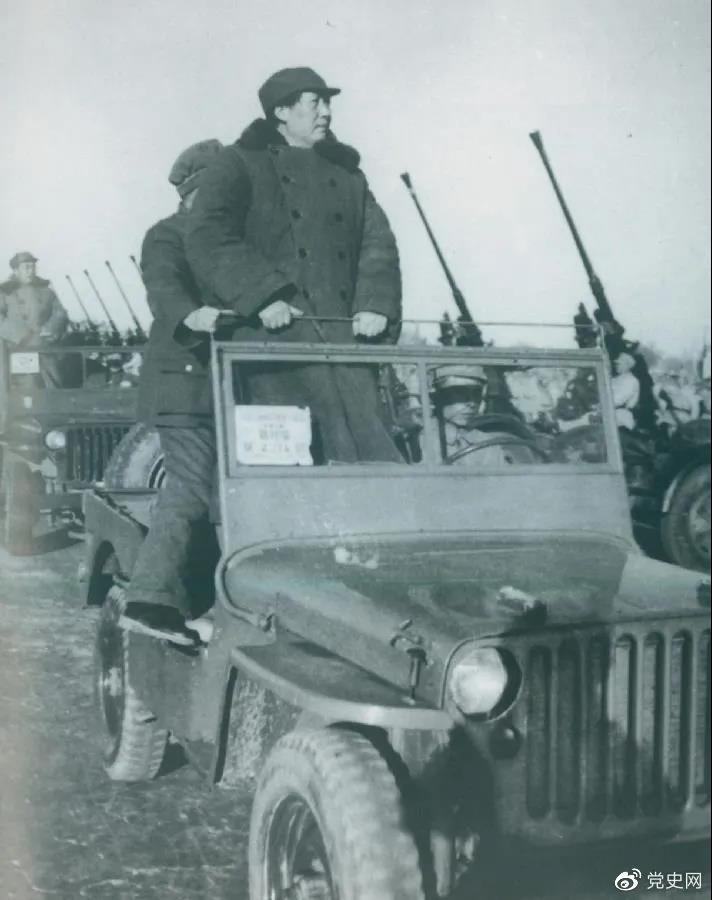 1949年3月25日，毛澤東在北平西苑機場(chǎng)檢閱部隊。