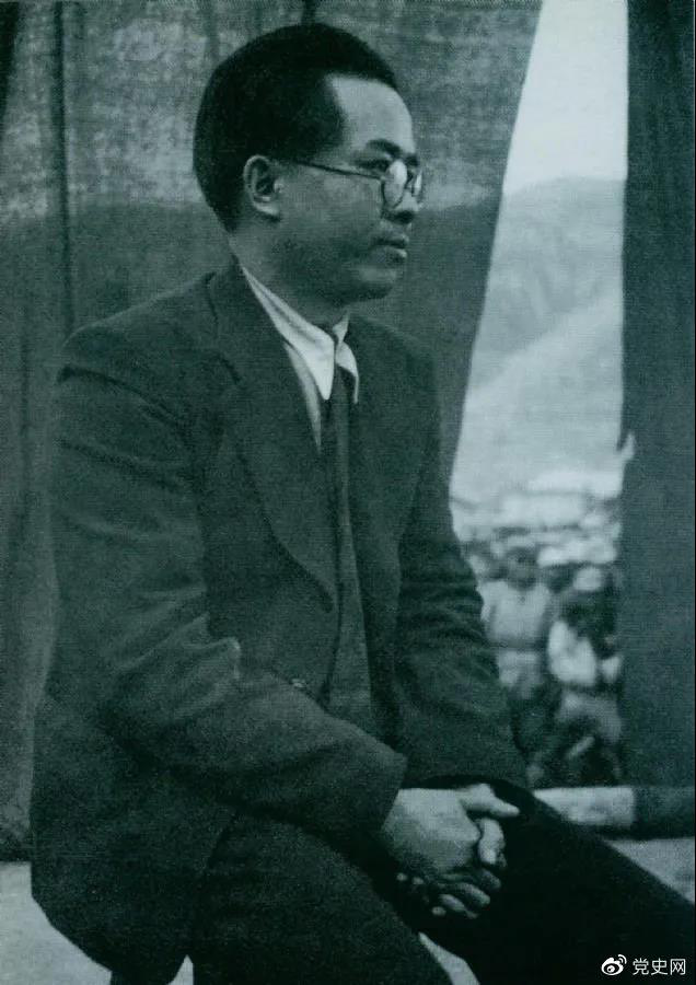 1940年3月26日，任弼時(shí)結束中共駐共產(chǎn)國際代表的工作回到延安。圖為他在歡迎大會(huì )上