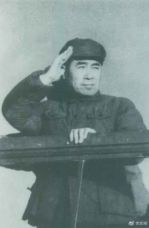 1949年3月，中共中央進(jìn)入北平。圖為周恩來(lái)在北平機場(chǎng)檢閱部隊。