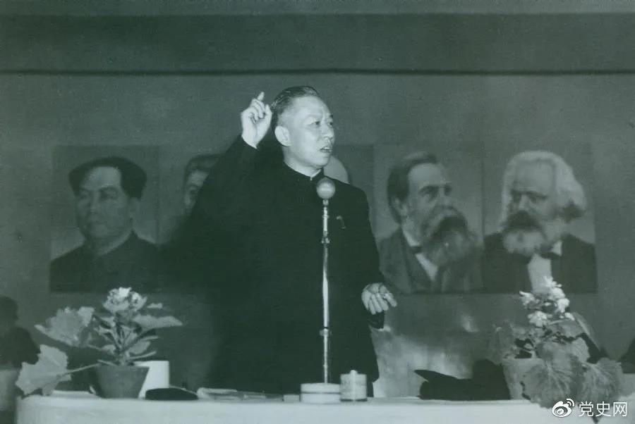 1951年3月28日，劉少奇在第一次全國組織工作會(huì )議上作報告。