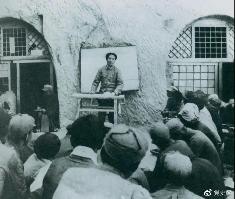 1938年4月，毛澤東在魯迅藝術(shù)學(xué)院講演。