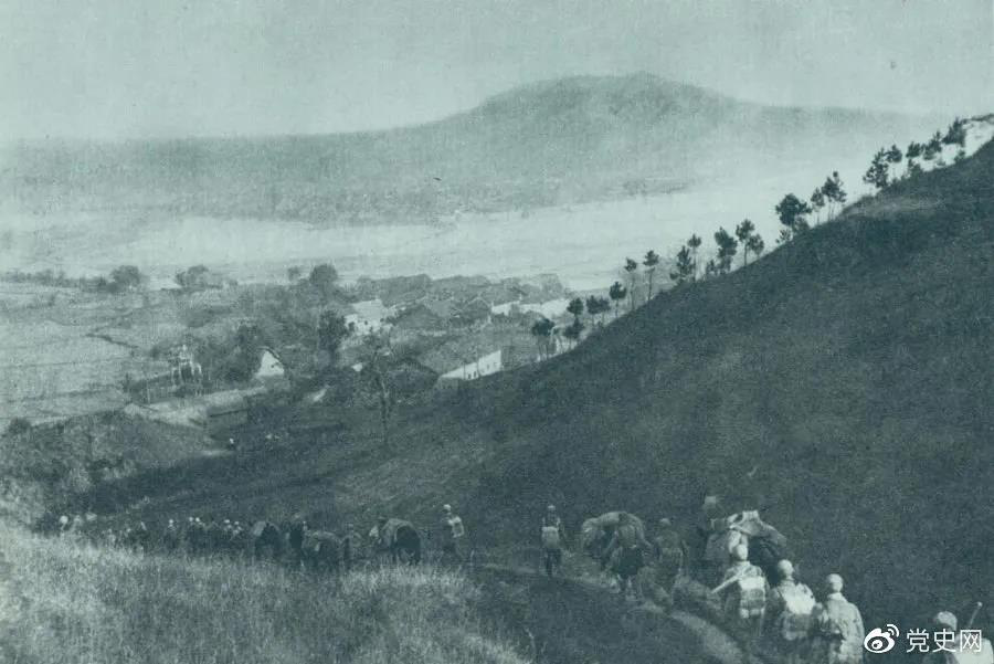 1945年4月6日，太行部隊等向白晉、同蒲沿線(xiàn)上的日軍展開(kāi)攻擊。這是八路軍向祁縣開(kāi)進(jìn)。