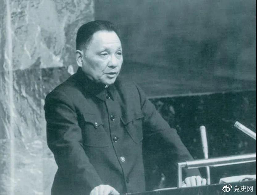 1974年4月10日，鄧小平在聯(lián)合國大會(huì )第六屆特別會(huì )議上發(fā)言。