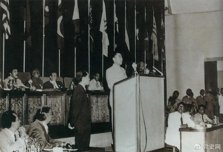 1955年4月18日，亞非會(huì )議在萬(wàn)隆開(kāi)幕。圖為19日周恩來(lái)在會(huì )議上發(fā)言。