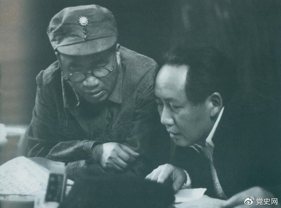 1945年4月，毛澤東和朱德在中國共產(chǎn)黨第七次全國代表大會(huì )上。