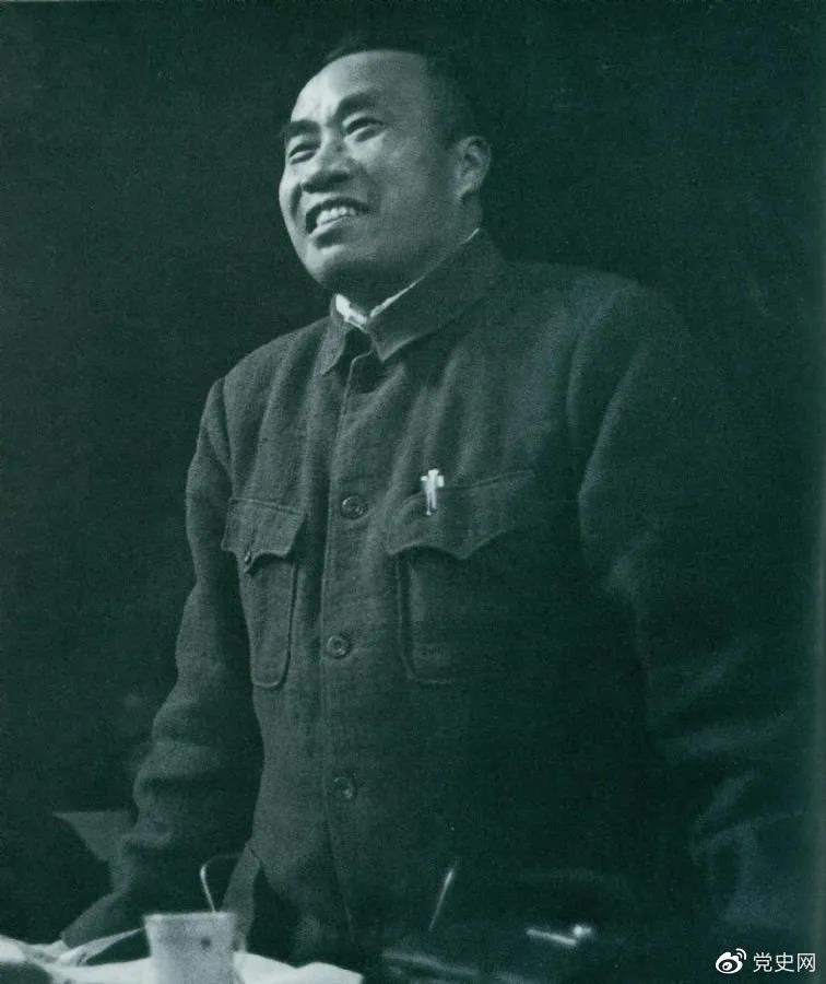 1945年4月25日，朱德在中國共產(chǎn)黨第七次全國代表大會(huì )上作題為《論解放區戰場(chǎng)》的軍事報告。