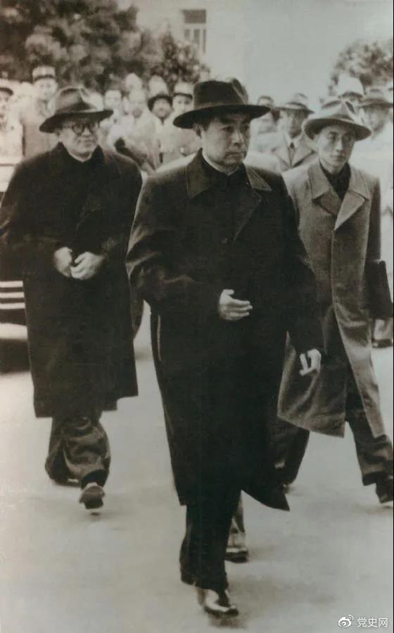 1954年4月26日，日內瓦會(huì )議開(kāi)幕。圖為周恩來(lái)率中國代表團進(jìn)入會(huì )場(chǎng)。