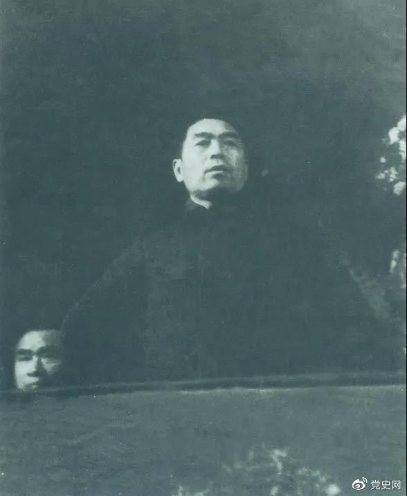 圖為周恩來(lái)在中國共產(chǎn)黨第七次全國代表大會(huì )上發(fā)言。