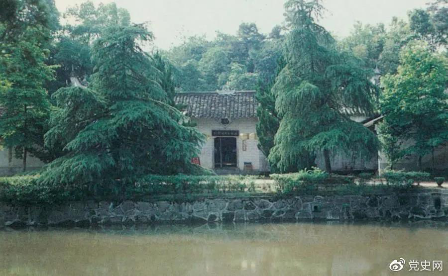 圖為任弼時(shí)故居。1904年4月30日，任弼時(shí)出生在湖南省湘陰縣熟塘鄉唐家橋（今屬汨羅市）。