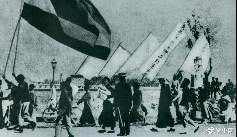1919年5月4日，北京爆發(fā)學(xué)生反帝愛(ài)國運動(dòng)。這是北京大學(xué)學(xué)生的示威游行隊伍。