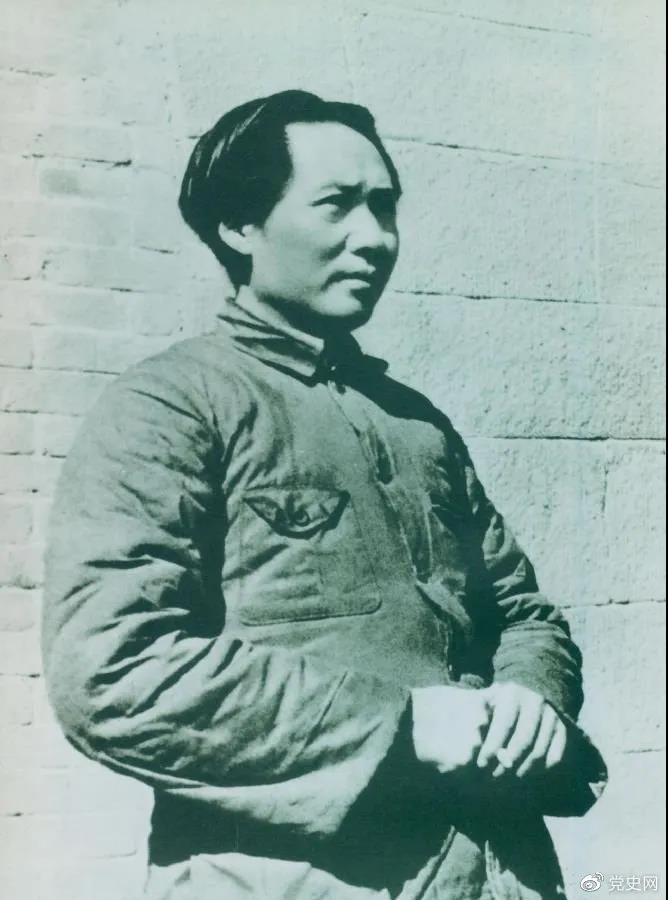 1936年2月至5月，毛澤東、彭德懷率軍進(jìn)行了東征戰役。圖為指揮東征戰役時(shí)的毛澤東。