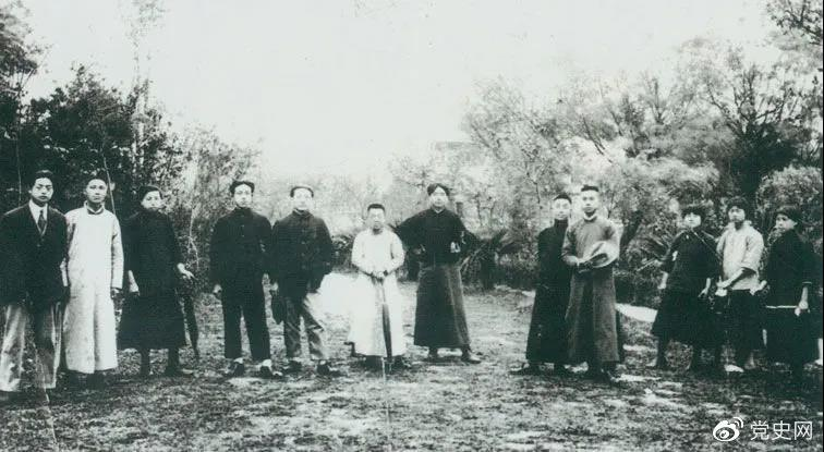 1920年5月8日，新民學(xué)會(huì )部分會(huì )員在上海半淞園合影。左七為毛澤東。
