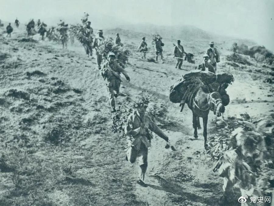 圖為1947年5月在孟良崮戰役中，華東野戰軍向孟良崮挺進(jìn)。
