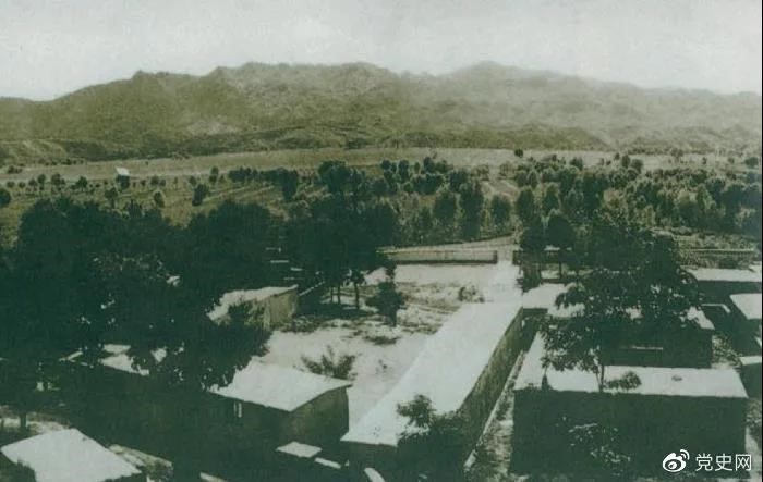 1948年5月，中共中央和人民解放軍總部由陜北遷到河北平山縣西柏坡。圖為中央領(lǐng)導人辦公處所俯瞰。