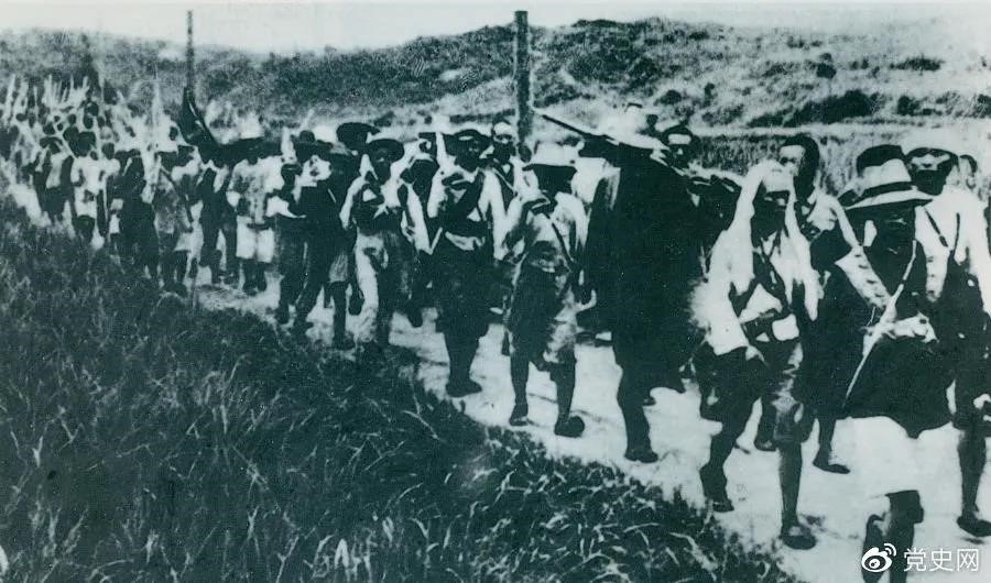 　　1931年5月16日至31日，紅一方面軍在毛澤東、朱德指揮下，連續打了5個(gè)勝仗，殲敵3萬(wàn)余人，繳槍2萬(wàn)余支，打退了國民黨軍隊的第二次“圍剿”。圖為行軍中的紅軍。