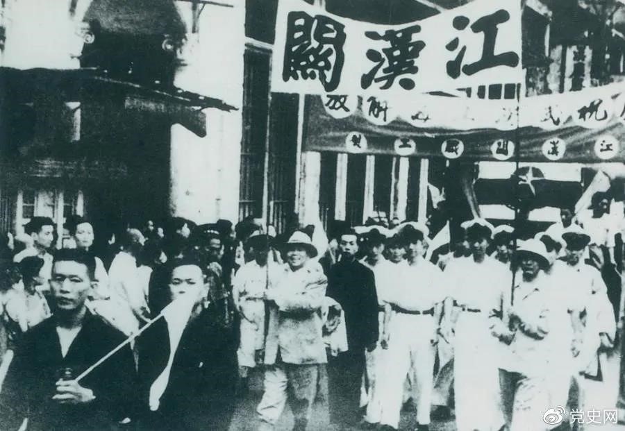 1949年5月17日，第四野戰軍解放武漢。圖為武漢人民歡慶解放。