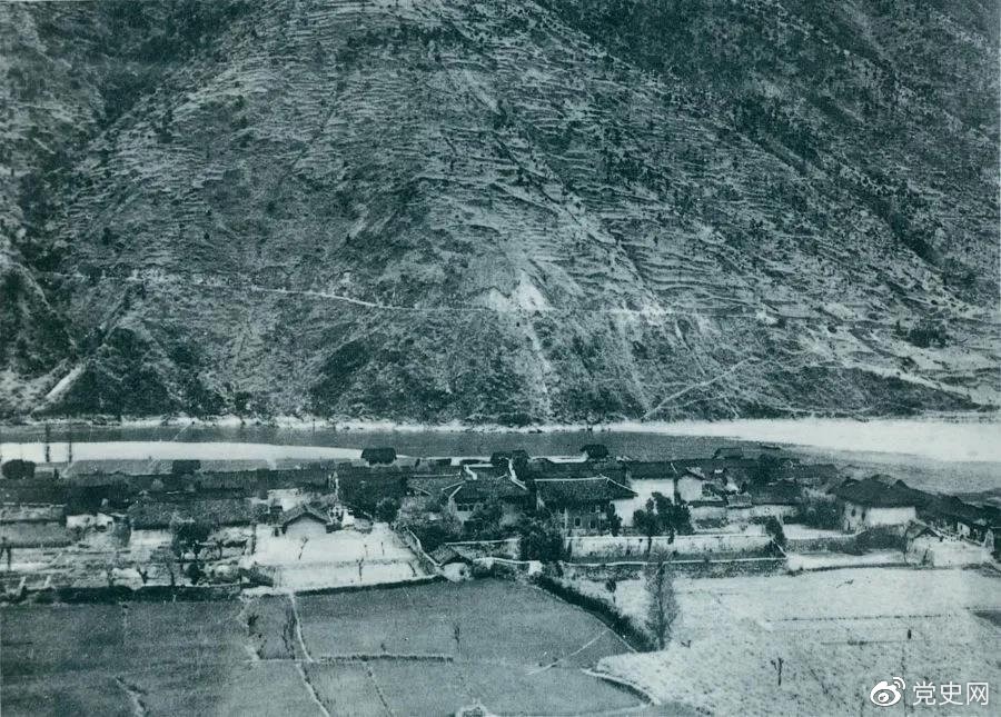 　　1935年5月25日，紅一方面軍到達大渡河南岸的安順場(chǎng)。紅軍17名勇士靠一葉孤舟強渡大渡河，為沿大渡河左岸北上的部隊打開(kāi)了一條通道。圖為安順場(chǎng)一角。