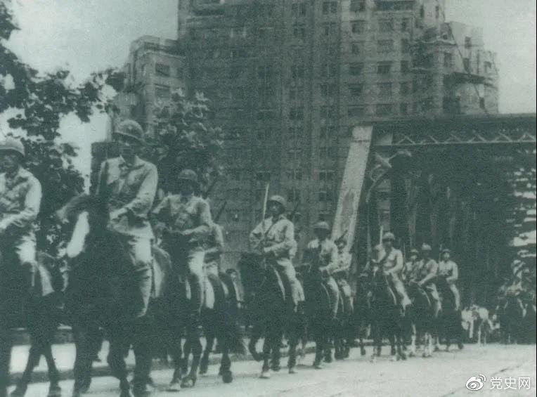 　　1949年5月，人民解放軍殲滅退守上海的敵軍15萬(wàn)人，解放了這個(gè)中國最大的城市。圖為解放軍進(jìn)駐上海。