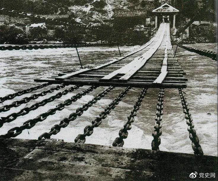 　　1935年5月29日，中央紅軍左縱隊先頭部隊在瀘定橋西頭發(fā)起奪橋戰斗，勝利搶占大橋。圖為瀘定橋。