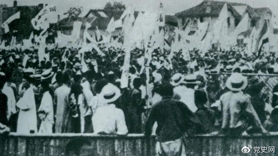 1925年5月30日，上海爆發(fā)了反帝愛(ài)國的五卅運動(dòng)，掀起了全國范圍大革命高潮。