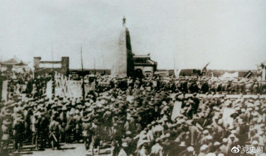 　　1931年6月，紅七軍到達中央革命根據地江西興國縣，編入彭德懷率領(lǐng)的紅三軍團。圖為當時(shí)會(huì )師的情形。