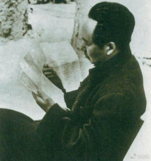 　　1946年6月，國民黨撕毀停戰協(xié)定和政協(xié)決議，挑起全面內戰。這是毛澤東在延安審閱有關(guān)自衛反擊的電報。