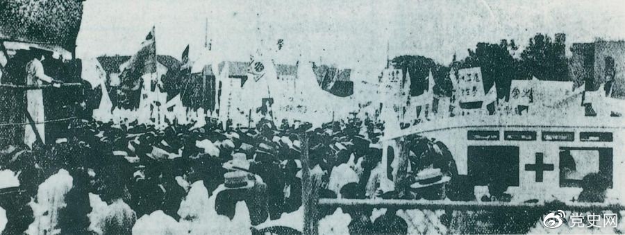 　　1925年6月7日，中國共產(chǎn)黨通過(guò)上?？偣?huì )聯(lián)合上海學(xué)生聯(lián)合會(huì )、上海各馬路商界聯(lián)合會(huì )等，成立了上海反帝運動(dòng)的領(lǐng)導機關(guān)——工商學(xué)聯(lián)合會(huì )。11日，在該會(huì )的主持下，上海20萬(wàn)群眾集會(huì )，通過(guò)了逞兇、賠償、取消領(lǐng)事裁判權等17項對外交涉條件。圖為大會(huì )盛況。