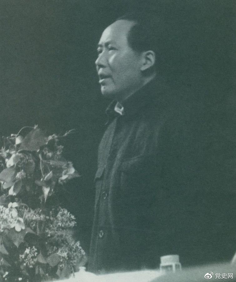 1945年6月11日，毛澤東在中國共產(chǎn)黨第七次全國代表大會(huì )上致閉幕詞。
